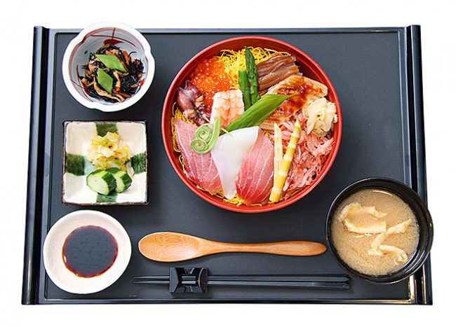 東洋大の学食５TRES DINING 季節のちらし寿司８５０円
