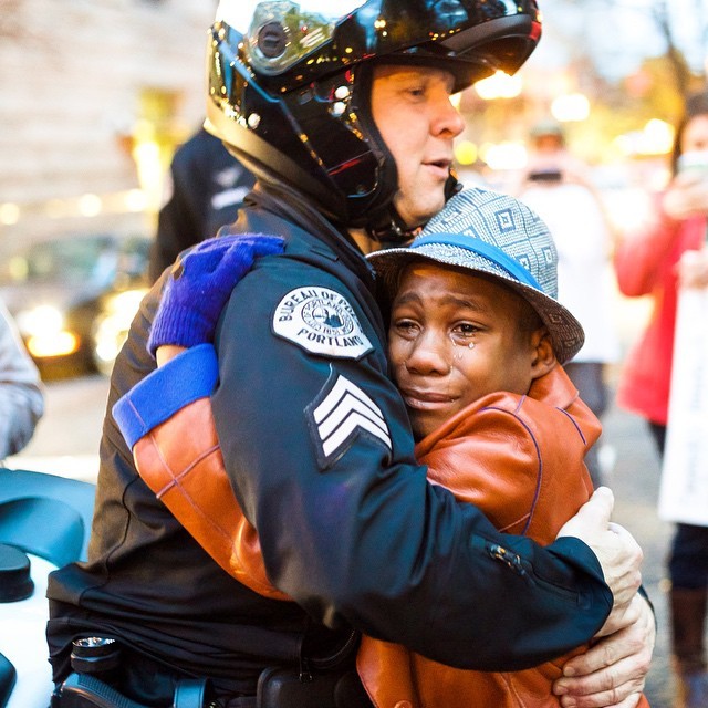 Free Hugs!!　抗議デモで、黒人少年と白人警察官がハグ２