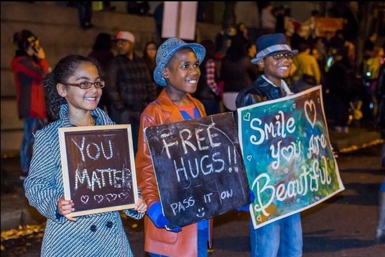 Free Hugs!!　抗議デモで、黒人少年と白人警察官がハグ３