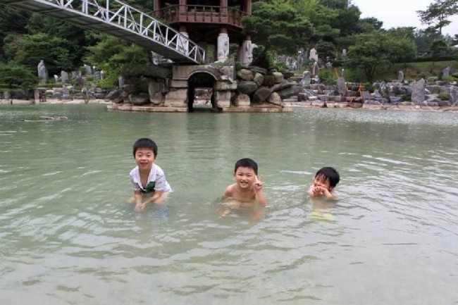 月明洞の池で遊ぶ子供達２（2014年8月）