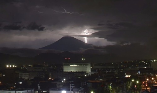 閃光（せんこう）が走り夜空に浮かび上がった富士山