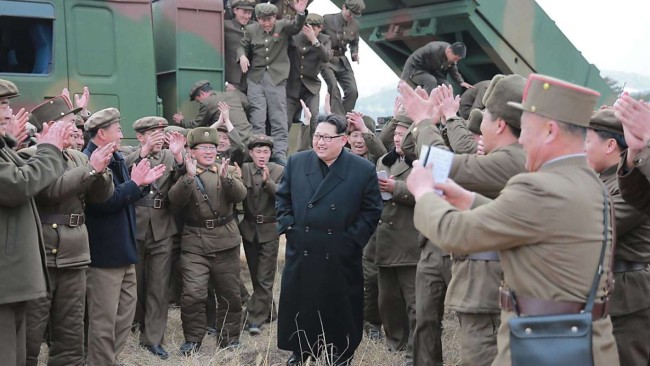 Nordkoreas-Fuehrer-Kim-Jong-Un-posiert-mit-Soldaten-anlaesslich-eines-Raketentests