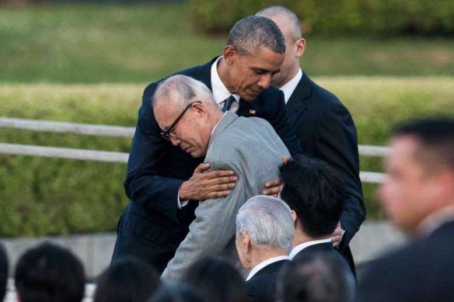 オバマ大統領広島訪問被爆者の方を抱きしめる