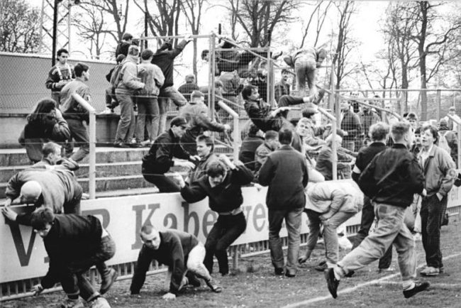 サッカー　フーリガン　暴動　東ドイツ　1990年