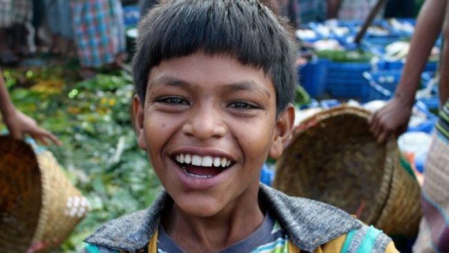 バングラデシュ　笑顔　少年　男性