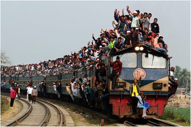 バングラディシュ　列車　人々　交通